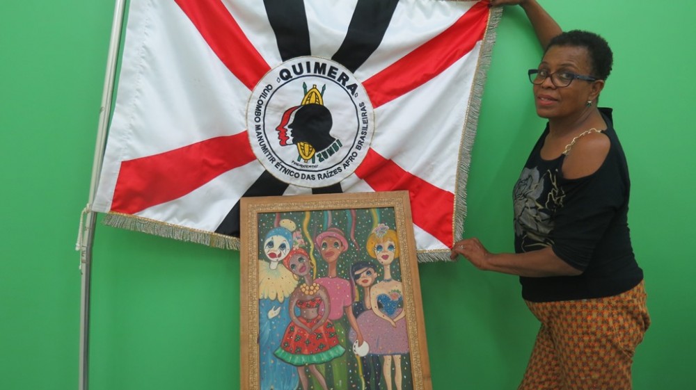 Vera da Penha exibe bandeira da Quimera e quadro de sua autoria